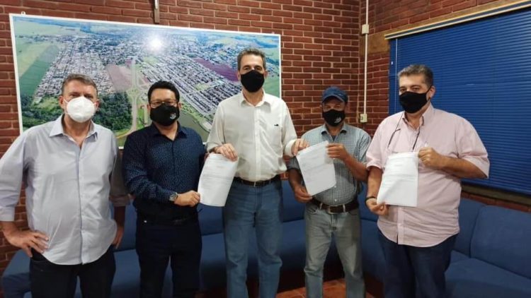 Enio Verri entrega emenda de R$ 1 milhão para recape e pavimentação no município