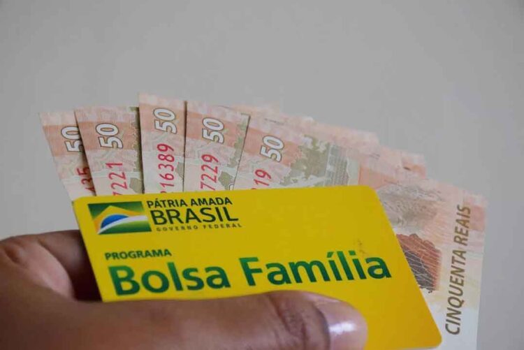 Bolsonaro afirma que Bolsa Família deve ser reajustado para R$ 300