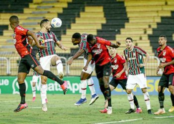 Athletico goleia Fluminense e encosta na liderança do Brasileiro