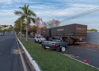 Motorista perde controle de veículo e bate em carreta estacionada na Heitor Furtado