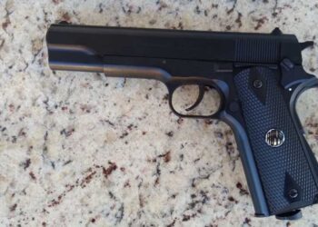 Homem com réplica de arma de fogo é detido em shopping de Paranavaí