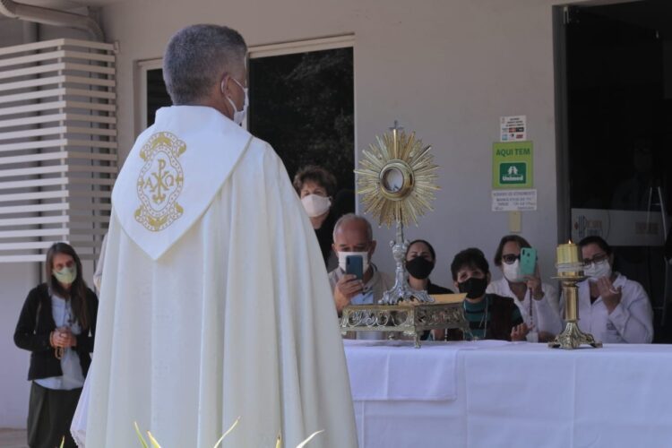 Padre leva o Santíssimo a avenidas,  comércio e unidades de saúde