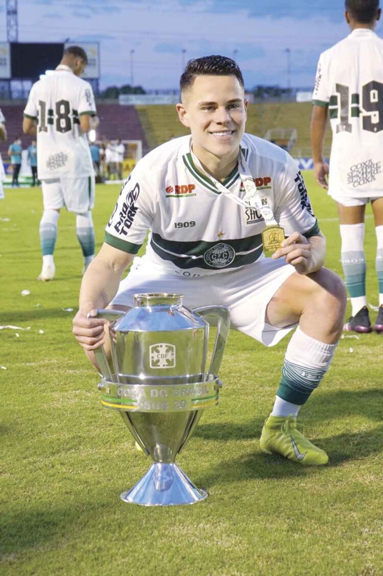 Do Distrito de Graciosa ao Coritiba:  a trajetória de Geovane Meurer