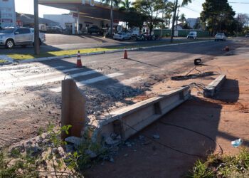 Veículo bate em poste e deixa  residências sem energia em Paranavaí