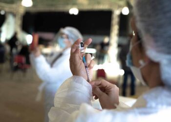 Secretaria de Saúde abre vacinação contra Covid-19 para pessoas com 41 anos em Paranavaí