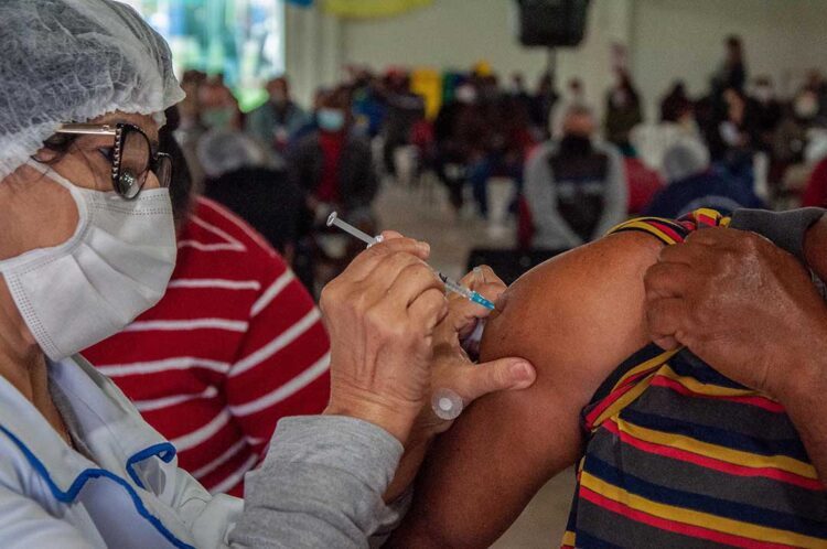 Moradores de Paranavaí com 33 anos poderão se vacinar contra Covid-19 nesta sexta-feira
