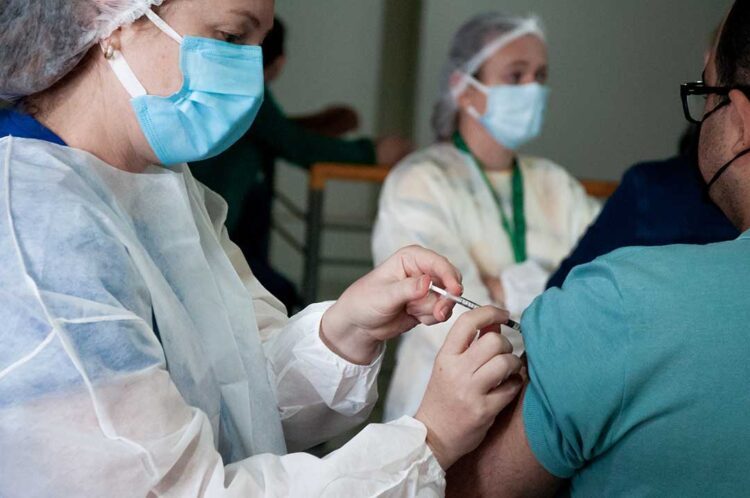 Paranavaí inclui pessoas de 34 anos na vacinação contra Covid-19, nesta sexta-feira