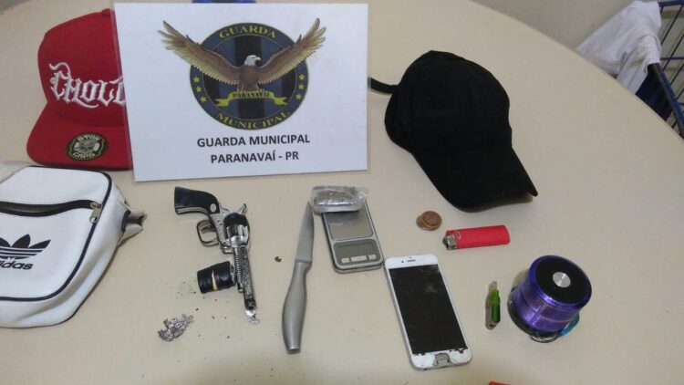 Homem dá trabalho, mas acaba detido por  tráfico, porte de arma, injúria racial e outros delitos