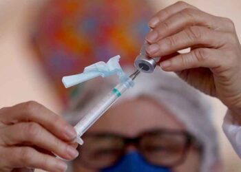 Com 60% da população vacinada,  mortes e casos de covid-19 caem 40%