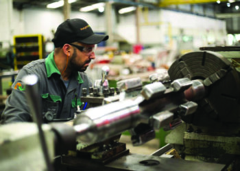 Com setor automotivo em alta, produção industrial  do Paraná registra crescimento de 20% em 2021