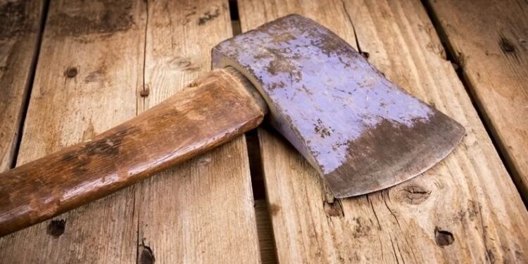 Adolescente agride a mãe com um machado