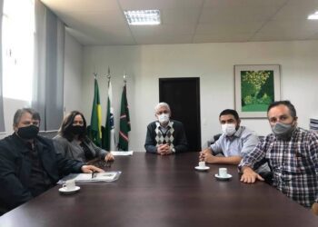 Prefeita cumpre agenda em Curitiba e ajusta  detalhes para pavimentação da Estrada do Leoni