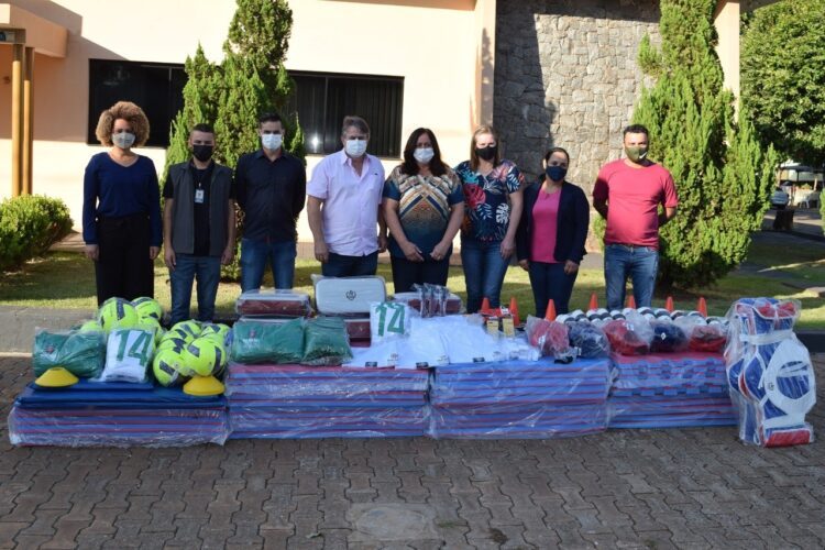 São Pedro do Paraná recebe materiais esportivos para as escolas municipais