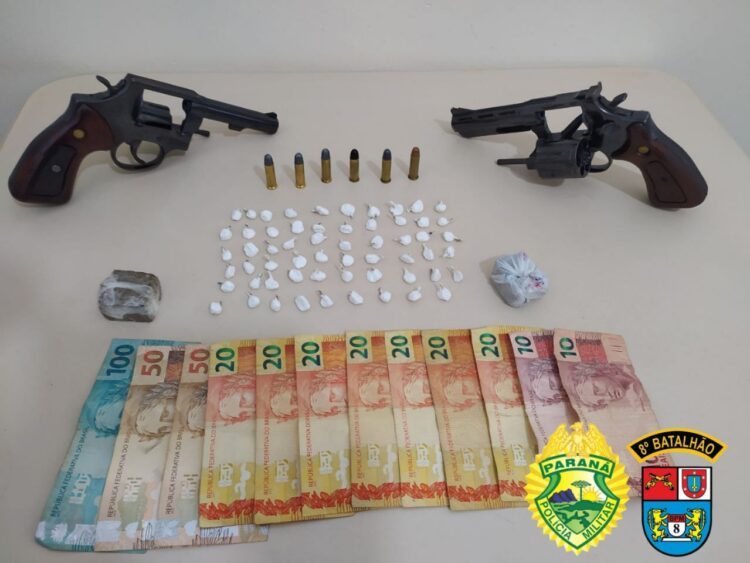 PM desmantela ponto de tráfico de drogas e prende dois homens com armas de fogo em Paranavaí