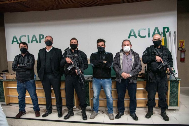 Conselho de Segurança entrega fuzis para a Polícia Civil de Paranavaí