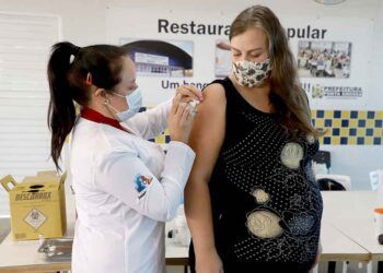 Gestantes que receberam primeira dose da AstraZeneca devem tomar a segunda da Pfizer ou da CoronaVac