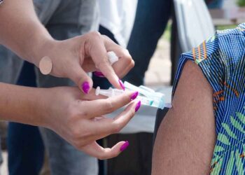 Câmara de Paranavaí aprova projeto que põe  no fim da fila quem escolher marca de vacina