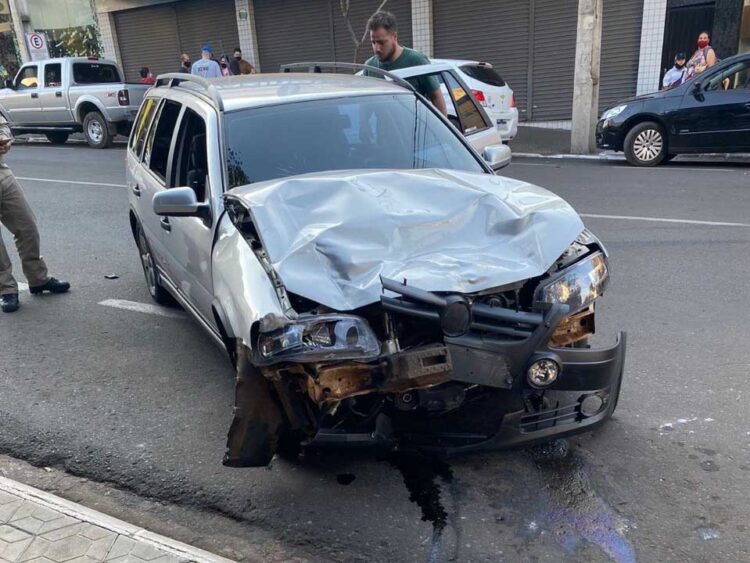 Mulheres sofrem ferimentos graves após acidente entre carro e moto no Centro de Paranavaí