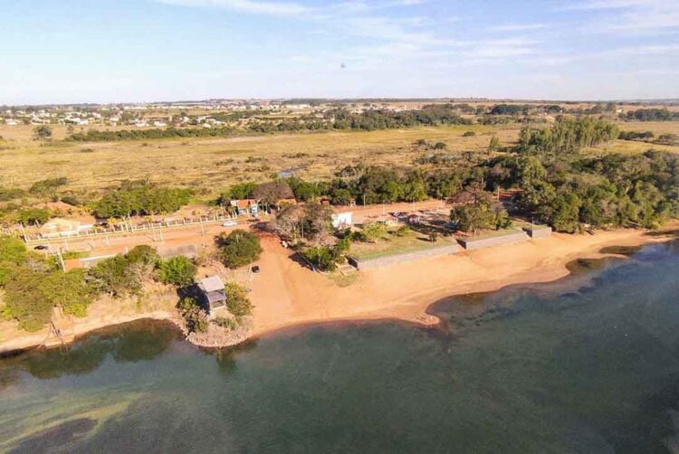 Governador sobrevoa Porto Maringá, que tem potencial para o turismo de água doce