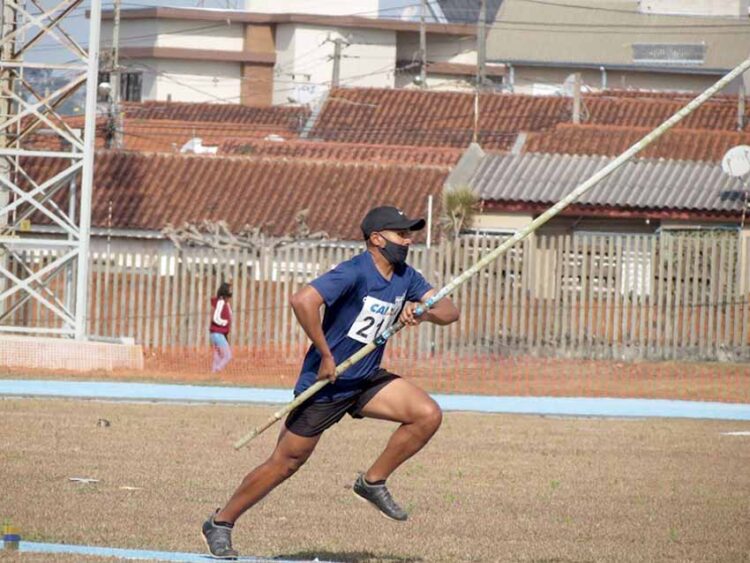 Rian Silva de Oliveira comemora conquista  da medalha ouro no Paranaense sub-23