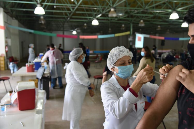 Pessoas com 25 anos podem se vacinar contra a Covid-19 em Paranavaí