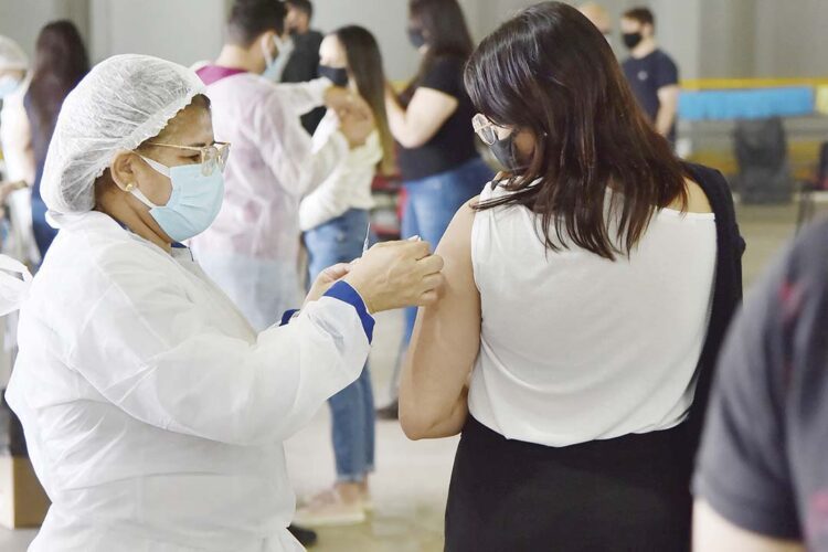 Pessoas acima de 24 anos serão vacinadas  nesta quarta-feira no Centro de Eventos