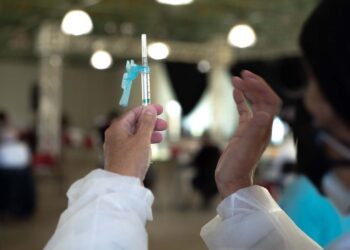 Projeto que põe no fim da fila quem escolher  marca de imunizante deve seguir para sanção