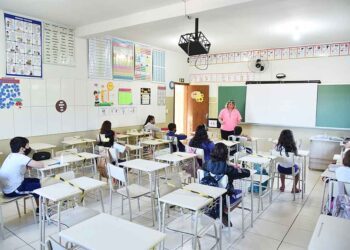 Estudantes retornam às escolas de Paranavaí  e alternam atividades presenciais e remotas