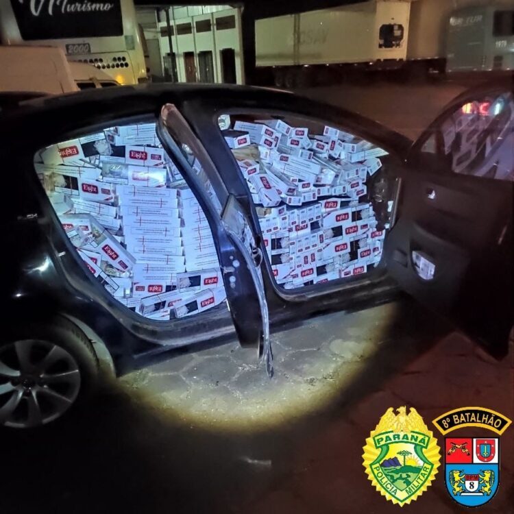 Carro abandonado estava cheio de caixas de cigarros