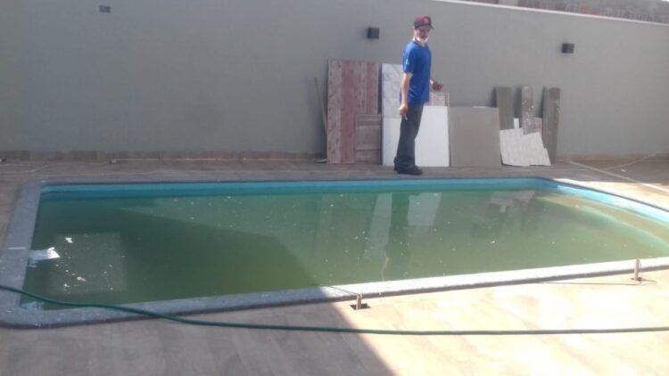 Agentes da Vigilância Sanitária encontram  piscinas sujas e com água parada durante vistorias