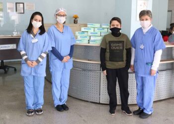 Menino de 11 anos dá exemplo e faz doação de luvas à Santa Casa