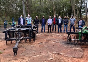 Município entrega implementos para produtores rurais