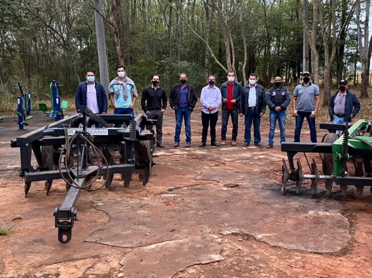 Município entrega implementos para produtores rurais