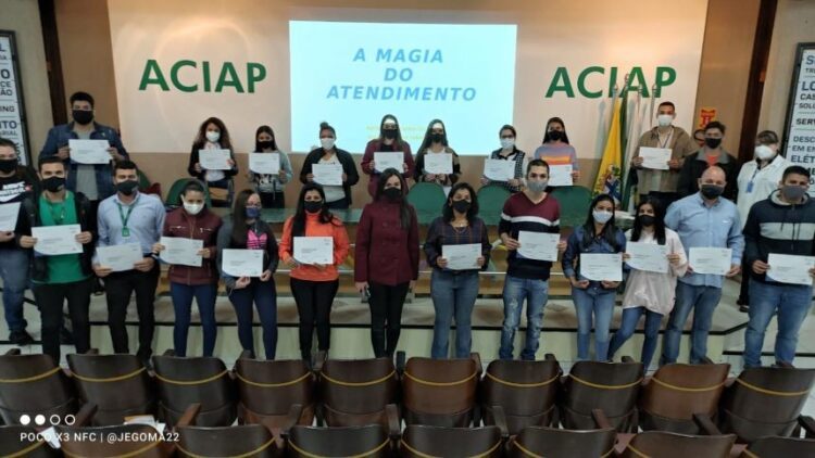 Curso de técnicas de vendas forma 21 novos profissionais