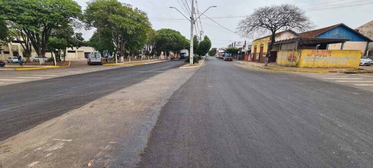Prefeitura realiza recapeamento asfáltico  em diversos trechos do município