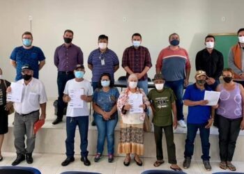 Fran Boni entrega títulos de posse para moradores da Vila Rural