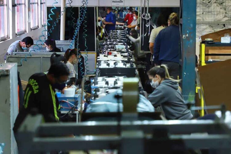 Indústria em alta puxa recorde de  empregos no primeiro semestre