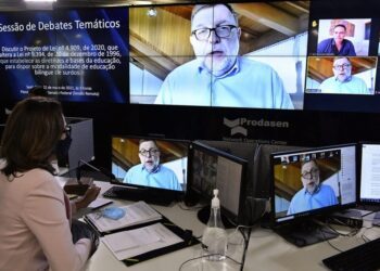 Flávio Arns é autor da lei que inclui educação  bilíngue de surdos como modalidade na LDB