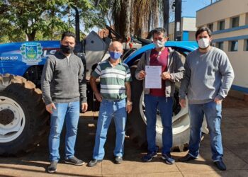 Associação de produtores rurais de Santo  Antônio do Caiuá ganha novo trator agrícola