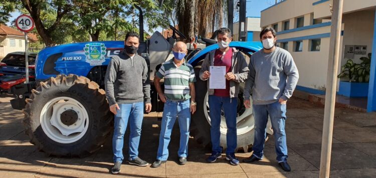 Associação de produtores rurais de Santo  Antônio do Caiuá ganha novo trator agrícola
