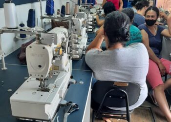 Cursos de costureira de máquina industrial reúnem 40 alunas