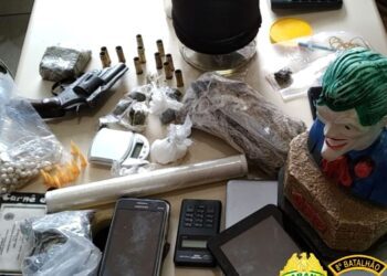 Homem é identificado por usar tênis roubados e acaba preso por tráfico de drogas