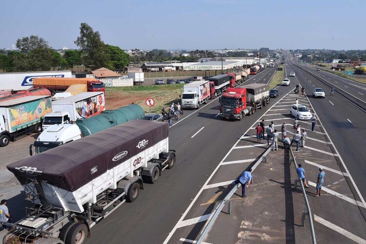 Manifestação de caminhoneiros bloqueia BR-376 em Paranavaí