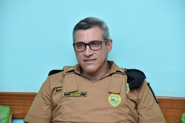 PM faz orientações para manter a segurança pública durante a carreata desta terça-feira