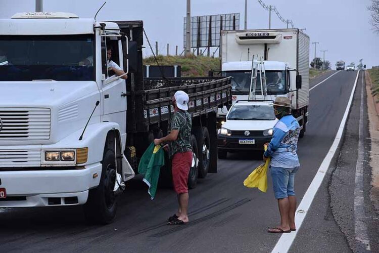 Caminhoneiros prometem intensificar paralisações nas rodovias da região