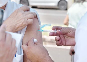 Idosos com mais de 70 anos começam a  receber 3ª dose da vacina nesta quarta-feira