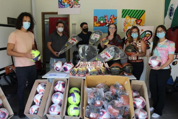 Município entrega materiais esportivos para  adolescentes e regime de Semiliberdade