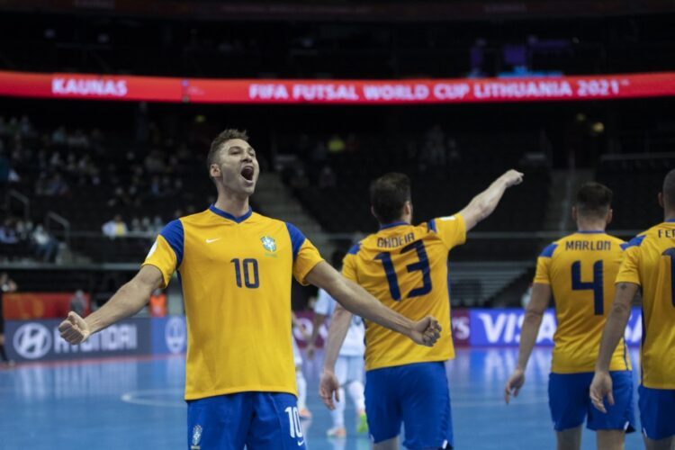 Brasil sofre contra Japão na Copa do Mundo, mas vai às quartas