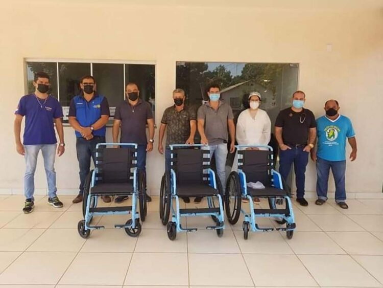 Rotary Club de Paranavaí doa três cadeiras de rodas ao Hospital Municipal de Marilena