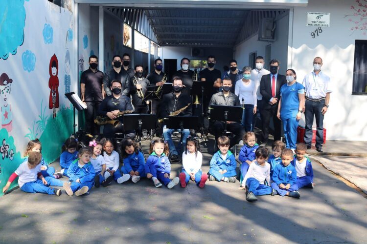 Orquestra e prefeito participam de  cerimônia cívica no CEI Aníbal Ajita